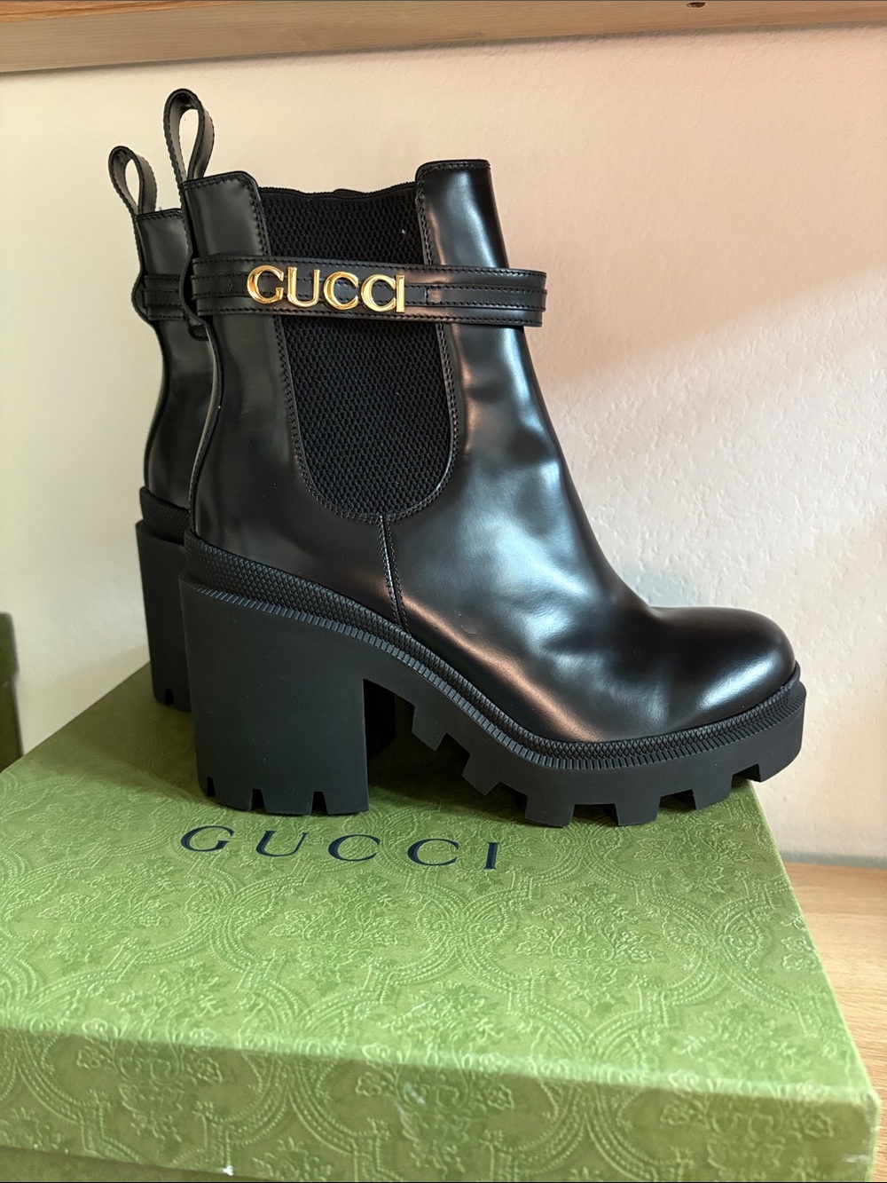 Gucci Black Leather Platform Chelsea Boots with Gold Logo Strap - Picture 4 of 9